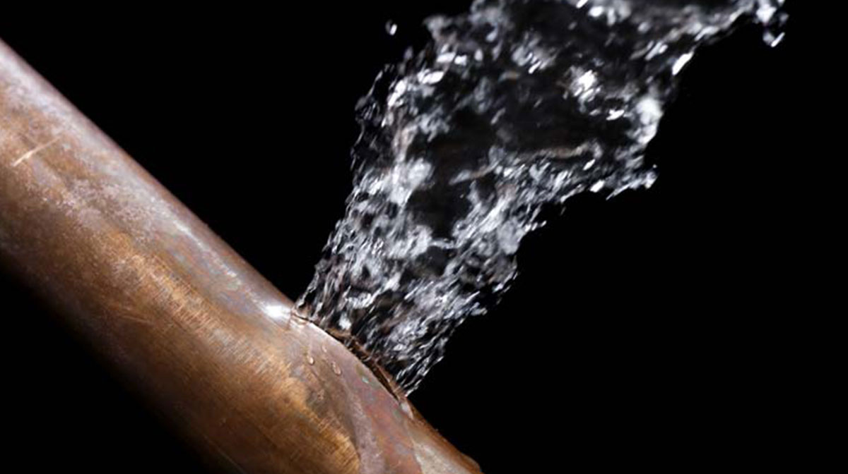 reparación de fuga de agua en casa tubo de cobre