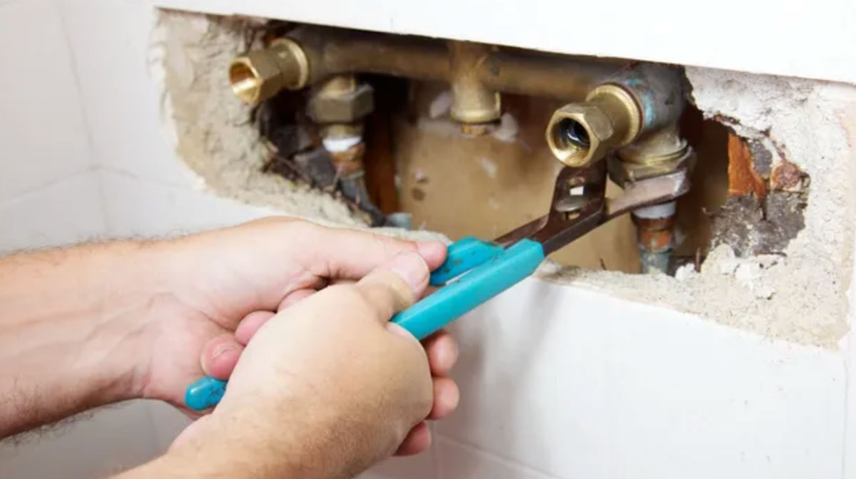 reparación de fuga de agua en pared